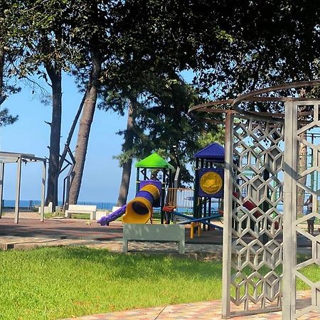 Guest House Kobuleti On Aghmashenebeli Esterno foto